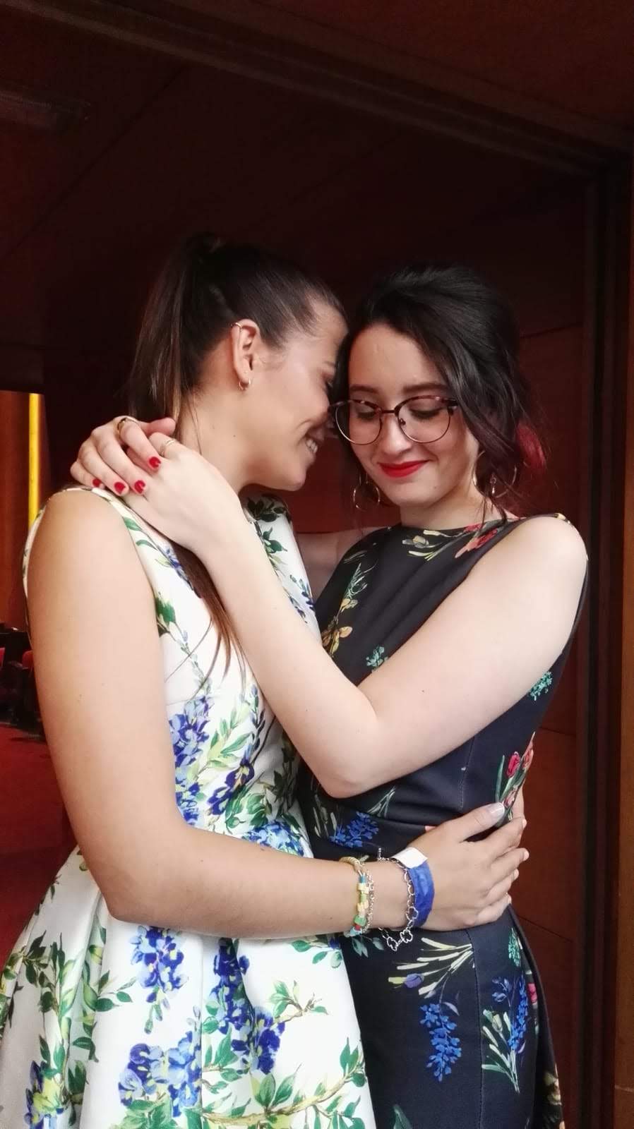Sandra y Mai vestidas de fiesta abrazándose