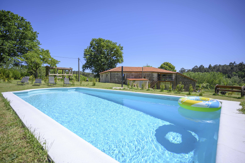 Prado, piscina y bosque alrededor de O Lar do Xoal, en Ourense