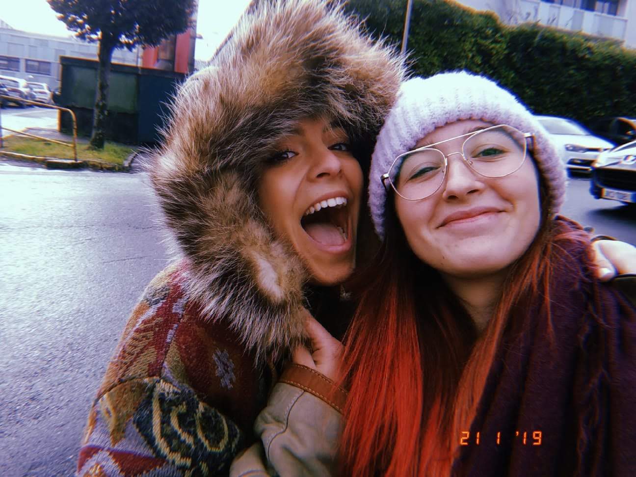 Sandra y Mai riéndose juntas en la calle