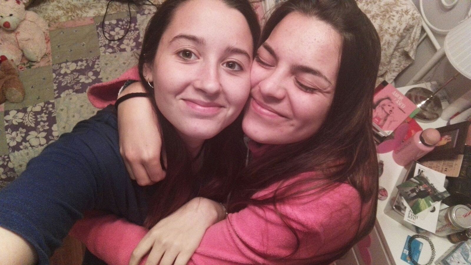 Sandra y Mai abrazadas en sus años de universidad